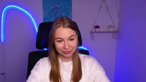 Snapshot of emilia_ilia chatting on November 3, 6:36 am Emilia online show from November 3, 6:36 am