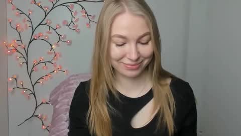 Snapshot of emilia_ilia chatting on December 22, 6:10 am Emilia online show from December 22, 6:10 am