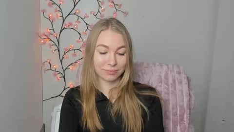 Snapshot of emilia_ilia chatting on January 10, 6:48 am Emilia online show from January 10, 6:48 am