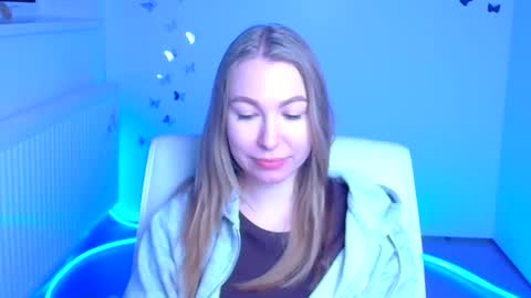 Snapshot of emilia_ilia chatting on January 17, 6:29 am Emilia online show from January 17, 6:29 am