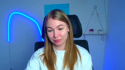 Snapshot of emilia_ilia chatting on February 16, 12:23 pm Emilia online show from February 16, 12:23 pm