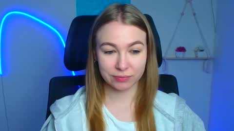 Snapshot of emilia_ilia chatting on February 18, 6:31 am Emilia online show from February 18, 6:31 am