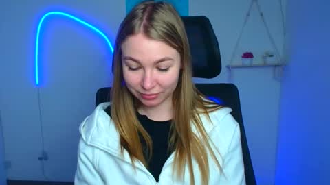 Snapshot of emilia_ilia chatting on February 20, 12:27 pm Emilia online show from February 20, 12:27 pm