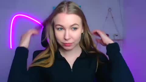 Snapshot of emilia_ilia chatting on February 24, 6:33 am Emilia online show from February 24, 6:33 am