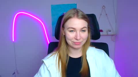 Snapshot of emilia_ilia chatting on February 27, 6:35 am Emilia online show from February 27, 6:35 am