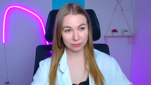 Snapshot of emilia_ilia chatting on March 3, 6:08 am Emilia online show from March 3, 6:08 am