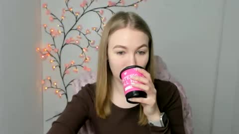 Snapshot of emilia_ilia chatting on March 4, 6:30 am Emilia online show from March 4, 6:30 am