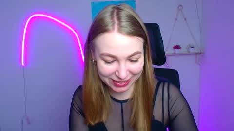 Snapshot of emilia_ilia chatting on March 5, 6:31 am Emilia online show from March 5, 6:31 am