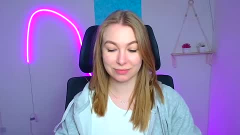 Snapshot of emilia_ilia chatting on March 12, 6:19 am Emilia online show from March 12, 6:19 am