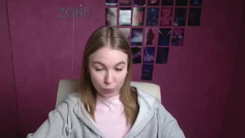 Snapshot of emilia_ilia chatting on March 13, 6:42 am Emilia online show from March 13, 6:42 am