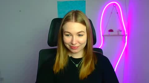 Snapshot of emilia_ilia chatting on March 16, 6:39 am Emilia online show from March 16, 6:39 am