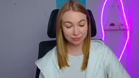 Snapshot of emilia_ilia chatting on March 17, 12:30 pm Emilia online show from March 17, 12:30 pm