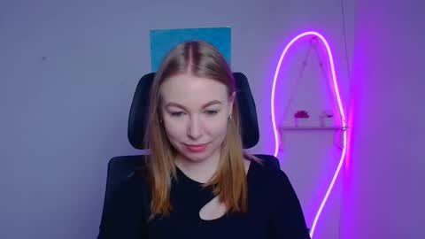 Snapshot of emilia_ilia chatting on March 19, 6:28 am Emilia online show from March 19, 6:28 am