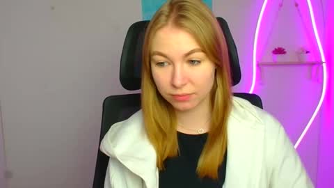 Snapshot of emilia_ilia chatting on March 21, 6:29 am Emilia online show from March 21, 6:29 am