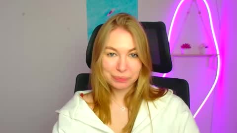 Snapshot of emilia_ilia chatting on March 21, 8:19 am Emilia online show from March 21, 8:19 am