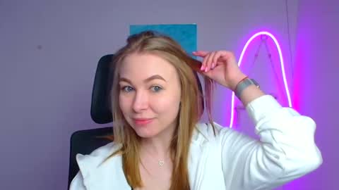 Snapshot of emilia_ilia chatting on March 23, 6:28 am Emilia online show from March 23, 6:28 am