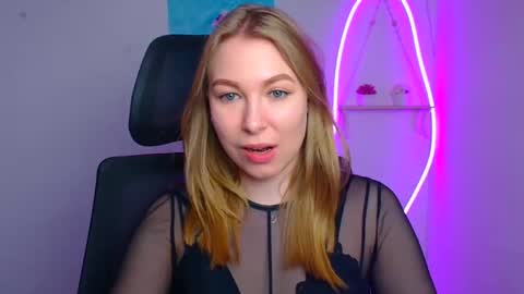 Snapshot of emilia_ilia chatting on March 25, 6:41 am Emilia online show from March 25, 6:41 am