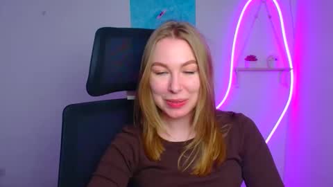 Snapshot of emilia_ilia chatting on March 27, 8:37 am Emilia online show from March 27, 8:37 am