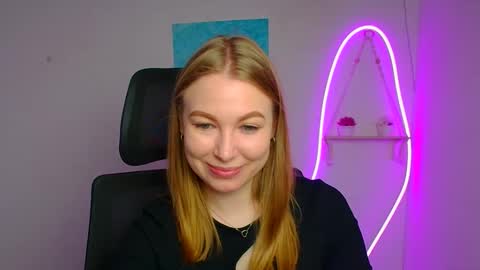 Snapshot of emilia_ilia chatting on April 1, 5:30 am Emilia online show from April 1, 5:30 am