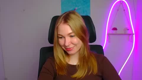Snapshot of emilia_ilia chatting on April 2, 11:41 am Emilia online show from April 2, 11:41 am