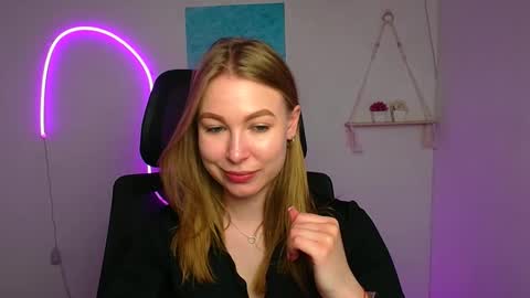 Snapshot of emilia_ilia chatting on April 7, 11:32 am Emilia online show from April 7, 11:32 am