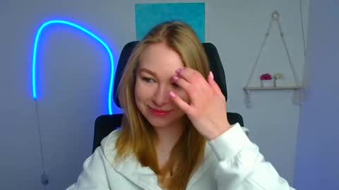 Snapshot of emilia_ilia chatting on April 11, 5:34 am Emilia online show from April 11, 5:34 am