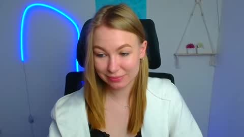 Snapshot of emilia_ilia chatting on April 11, 7:45 am Emilia online show from April 11, 7:45 am