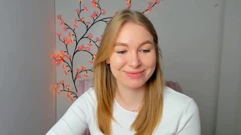 Snapshot of emilia_ilia chatting on April 13, 5:46 am Emilia online show from April 13, 5:46 am