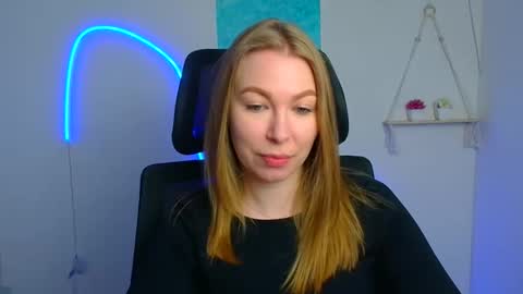 Snapshot of emilia_ilia chatting on April 16, 5:30 am Emilia online show from April 16, 5:30 am