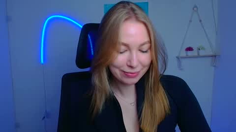 Snapshot of emilia_ilia chatting on April 17, 5:43 am Emilia online show from April 17, 5:43 am