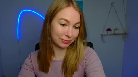 Snapshot of emilia_ilia chatting on April 18, 5:22 am Emilia online show from April 18, 5:22 am