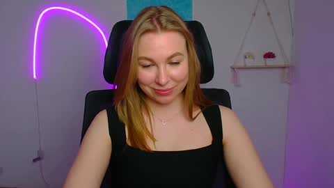 Snapshot of emilia_ilia chatting on April 18, 6:12 pm Emilia online show from April 18, 6:12 pm