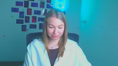 Snapshot of emilia_ilia chatting on April 20, 5:43 am Emilia online show from April 20, 5:43 am