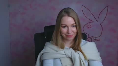 Snapshot of emilia_ilia chatting on April 24, 5:32 am Emilia online show from April 24, 5:32 am
