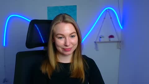 Snapshot of emilia_ilia chatting on April 28, 5:34 am Emilia online show from April 28, 5:34 am