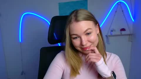 Snapshot of emilia_ilia chatting on May 1, 5:45 am Emilia online show from May 1, 5:45 am