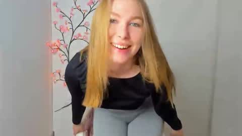 Snapshot of emilia_ilia chatting on May 2, 5:45 am Emilia online show from May 2, 5:45 am