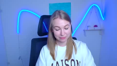 Snapshot of emilia_ilia chatting on May 13, 5:38 am Emilia online show from May 13, 5:38 am