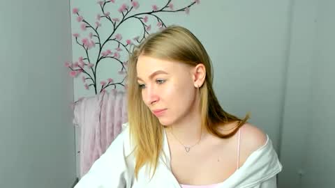 Snapshot of emilia_ilia chatting on May 20, 5:46 am Emilia online show from May 20, 5:46 am