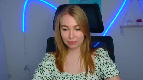 Snapshot of emilia_ilia chatting on May 22, 5:36 am Emilia online show from May 22, 5:36 am
