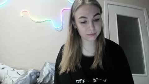 Snapshot of emilia_ilia chatting on June 4, 2:45 pm Emilia online show from June 4, 2:45 pm