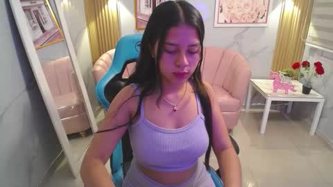 Snapshot of emilia_love_a chatting on October 10, 4:33 am Emilia online show from October 10, 4:33 am