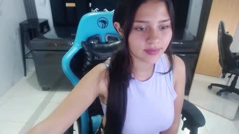 Snapshot of emilia_love_a chatting on October 15, 3:39 am Emilia online show from October 15, 3:39 am