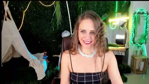 Snapshot of emiliabedy chatting on December 14, 9:14 am Emilia Bedy online show from December 14, 9:14 am