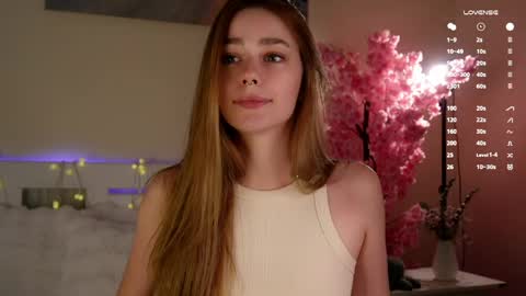 Snapshot of emiliaheather chatting on April 11, 7:45 am Tessa online show from April 11, 7:45 am