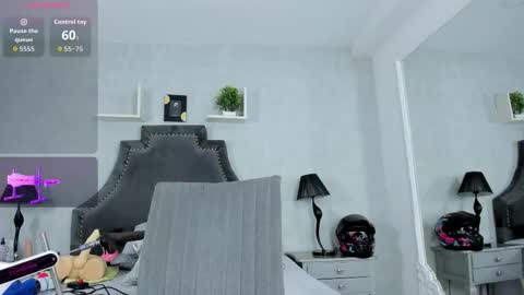 Snapshot of emiliarose_ chatting on October 20, 9:48 pm EmiliaRose online show from October 20, 9:48 pm