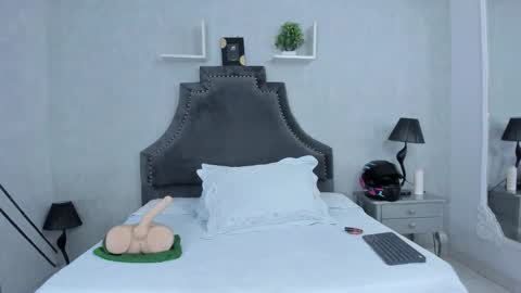 Snapshot of emiliarose_ chatting on November 13, 9:25 pm EmiliaRose online show from November 13, 9:25 pm