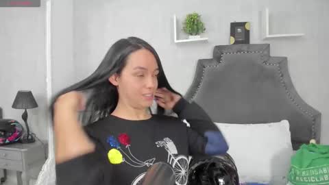 Snapshot of emiliarose_ chatting on November 14, 9:24 pm EmiliaRose online show from November 14, 9:24 pm