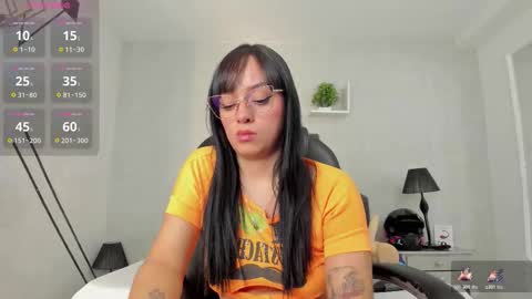 Snapshot of emiliarose_ chatting on December 3, 9:35 pm EmiliaRose online show from December 3, 9:35 pm