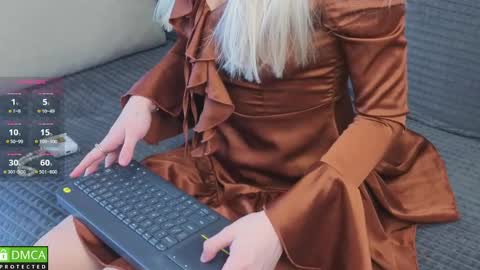 Snapshot of emilielong chatting on April 16, 5:41 am emilielong online show from April 16, 5:41 am